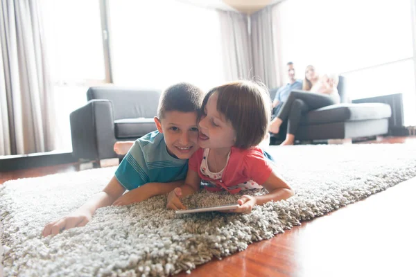 Coppia trascorrere del tempo con i bambini — Foto Stock