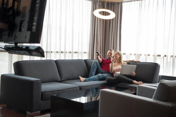 Happy couple relaxes in the living room — Stock Photo, Image