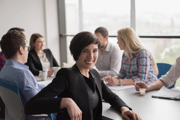 Porträtt Framgångsrik Affärskvinna Entreprenör Vid Upptagen Start Office — Stockfoto