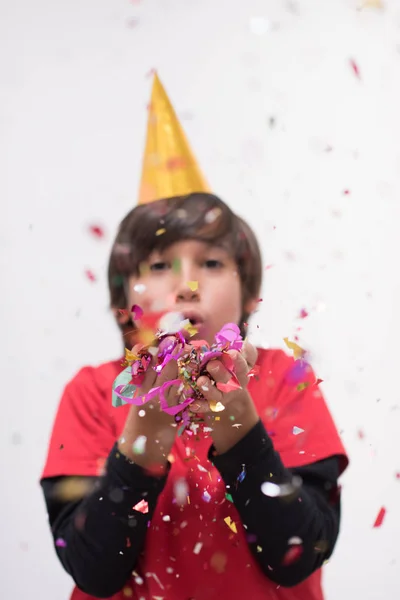 Enfant soufflant confettis — Photo