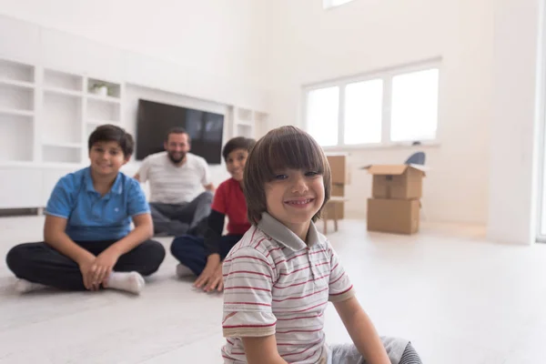 Yeni Modern Bir Evde Babalarıyla Yerde Oturan Mutlu Genç Çocukların — Stok fotoğraf