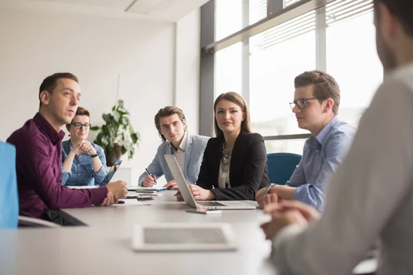 Gruppe Von Geschäftsleuten Diskutiert Businessplan Büro — Stockfoto