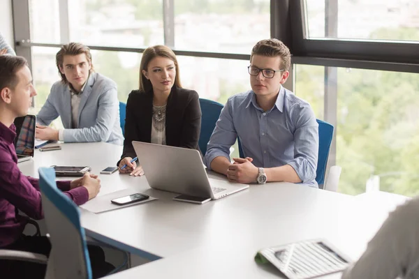 Affärsmän Diskuterar Affärsplan Kontoret — Stockfoto