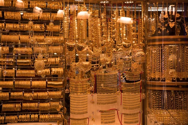 Jóias de ouro na vitrine da loja — Fotografia de Stock