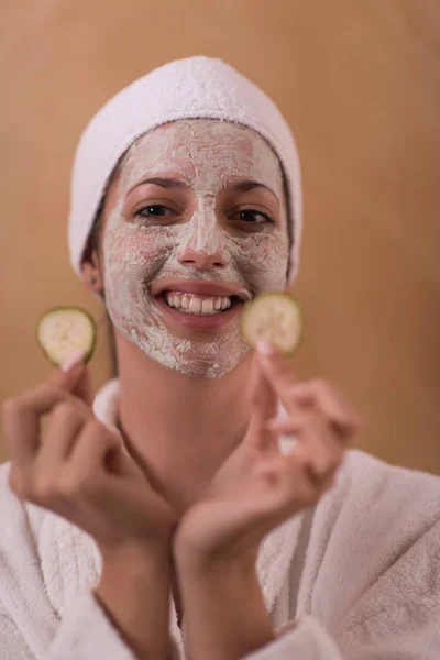 Spa Mulher aplicando máscara facial — Fotografia de Stock
