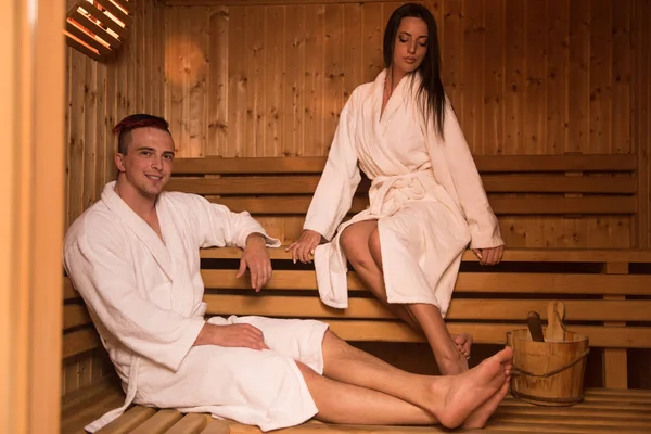 Couple relaxant dans le sauna — Photo