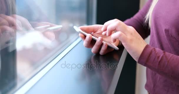 Менеджер-женщина, использующая мобильный телефон в офисном интерьере — стоковое видео