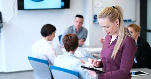 Elegante vrouw met behulp van tablet pc — Stockvideo