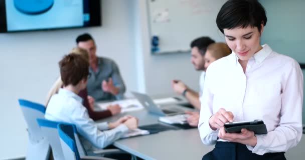 Managerin Benutzt Handy Büroinnenraum — Stockvideo