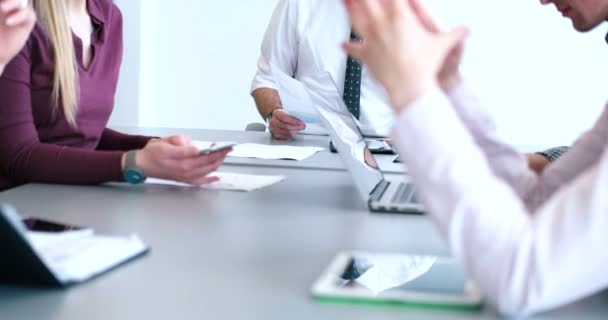 Grupo Empresarios Discutiendo Plan Negocios Oficina — Vídeo de stock