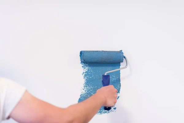 Decorator's hand painting wall — Stock Photo, Image