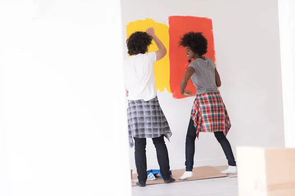Peinture de couple multiethnique mur intérieur — Photo