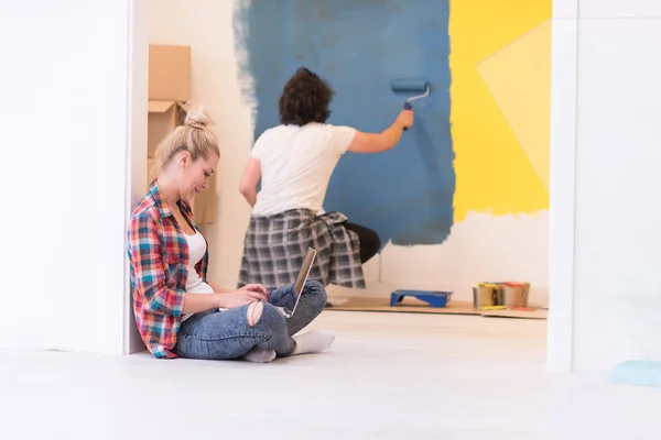 Pareja feliz haciendo renovaciones en casa — Foto de Stock