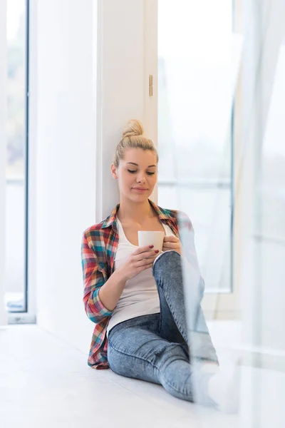 Portrait of a beautiful girl on the floor — Stock Photo, Image