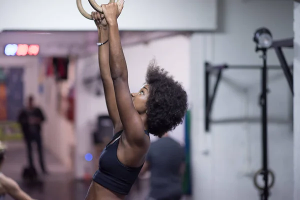 Negro mujer haciendo inmersión ejercicio — Foto de Stock