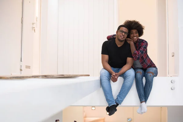 Couple faisant une pause pendant le déménagement dans une nouvelle maison — Photo