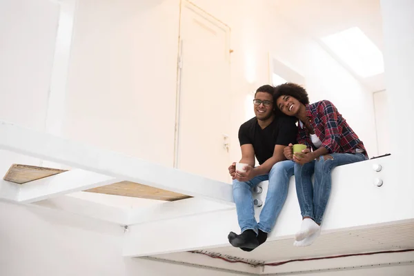 Couple faisant une pause pendant le déménagement dans une nouvelle maison — Photo