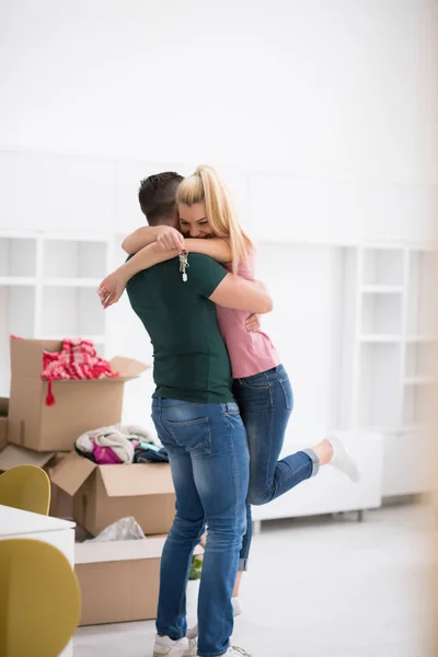 Feliz jovem casal se movendo em nova casa — Fotografia de Stock