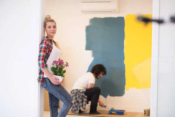 Feliz pareja joven haciendo renovaciones en casa — Foto de Stock