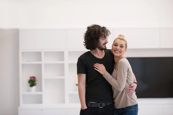 Couple câlins dans leur nouvelle maison — Photo