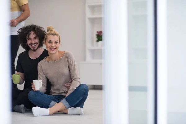 Jong koppel in hun nieuwe huis — Stockfoto