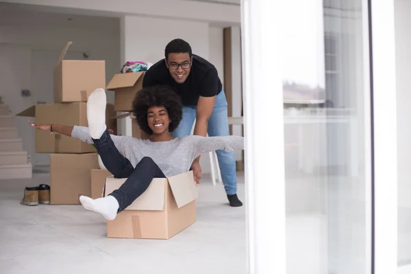 Afrikanisches amerikanisches Paar spielt mit Verpackungsmaterial — Stockfoto