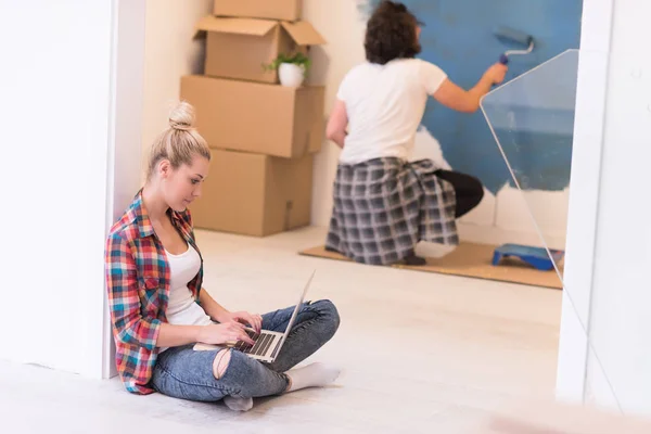 Pareja feliz haciendo renovaciones en casa — Foto de Stock