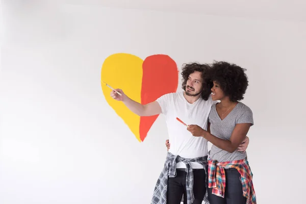 Par med målade hjärta på vägg — Stockfoto