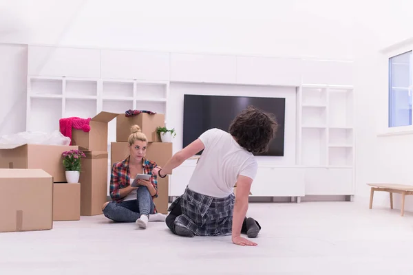 Jovem casal se movendo em nova casa — Fotografia de Stock