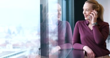 kadın yönetici cep telefonu kullanıyor 