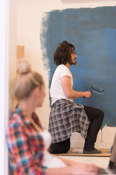 Happy couple doing home renovations — Stock Photo, Image