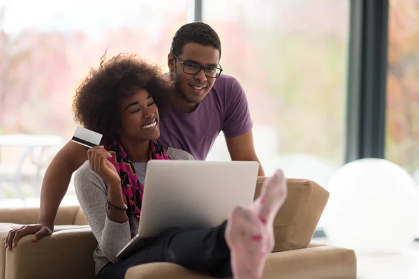 Afrikanisches amerikanisches Paar shoppt online — Stockfoto