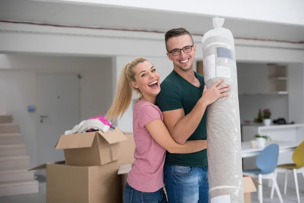 Koppel een tapijt naar nieuwe huis uitvoering — Stockfoto