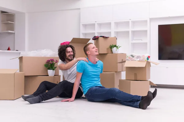 Jovem gay casal em movimento no novo casa — Fotografia de Stock