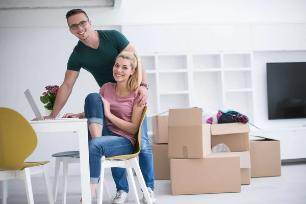 Pareja joven mudándose en un nuevo hogar — Foto de Stock