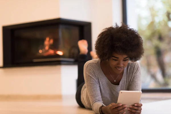 Mujer negra usando tableta en el suelo —  Fotos de Stock