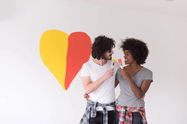 Casal com coração pintado na parede — Fotografia de Stock