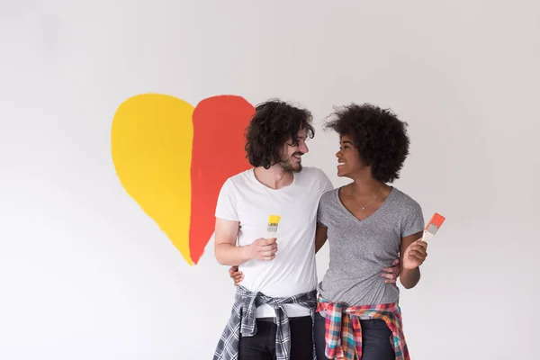 Casal com coração pintado na parede — Fotografia de Stock