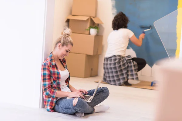 Pareja feliz haciendo renovaciones en casa — Foto de Stock