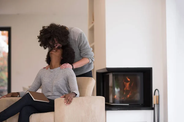 Multi-etnisch paar knuffelen bij open haard — Stockfoto