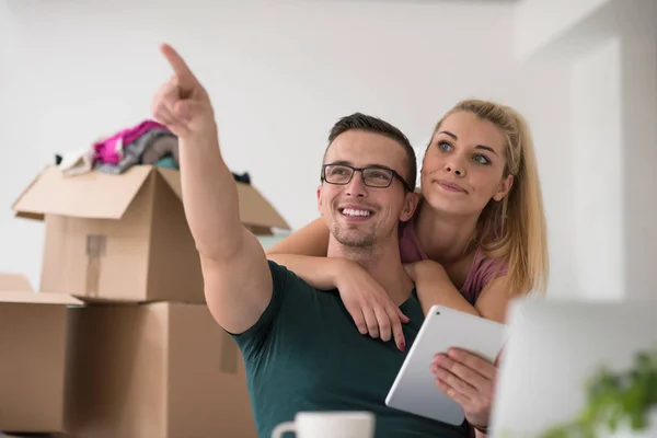 Casal jovem se mudando em uma nova casa — Fotografia de Stock