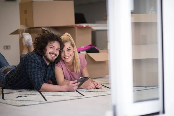 Jeune couple déménageant dans un nouvel appartement — Photo