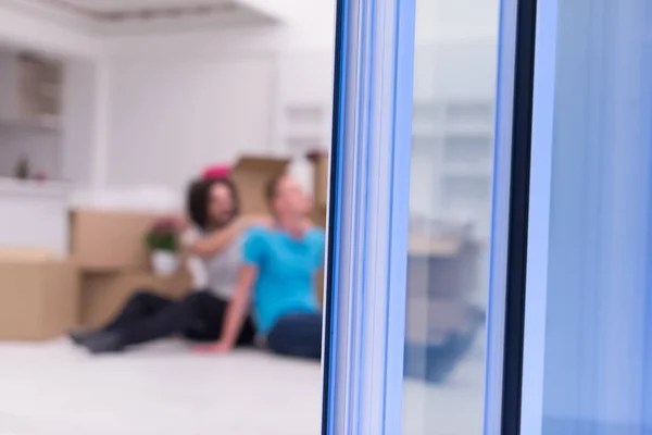 Jovem gay casal em movimento no novo casa — Fotografia de Stock