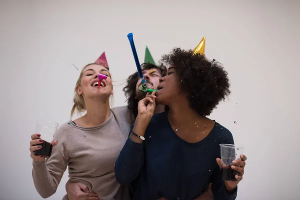 Konfetti part multietnisk grupp människor — Stockfoto