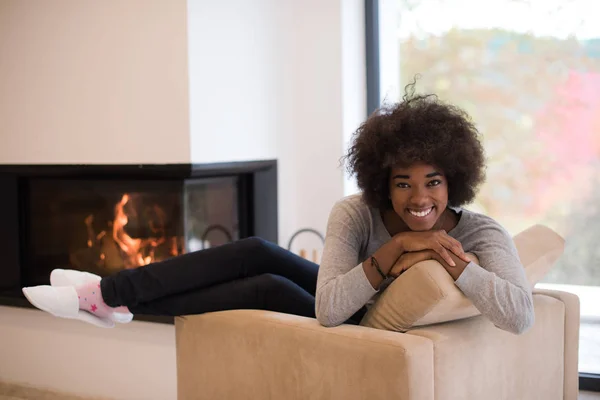 Mujer negra frente a la chimenea —  Fotos de Stock