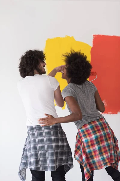Peinture de couple multiethnique mur intérieur — Photo