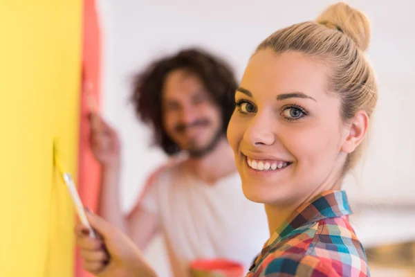 Couple painting interior wall — Stock Photo, Image