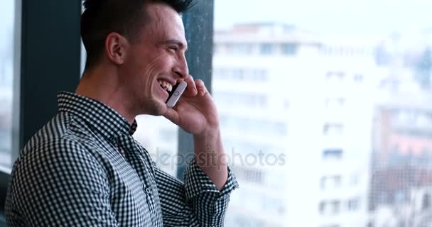 Cep telefonuyla konuşurken iş adamı — Stok video