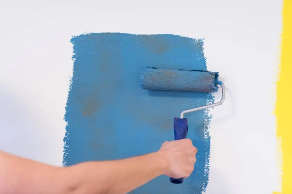 Decorateur de hand schilderen muur — Stockfoto