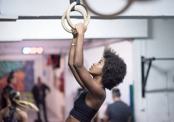 Negro mujer haciendo inmersión ejercicio —  Fotos de Stock